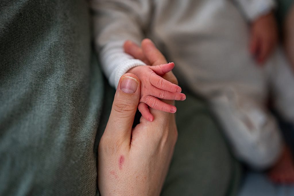 Baby handje in mama's hand.
