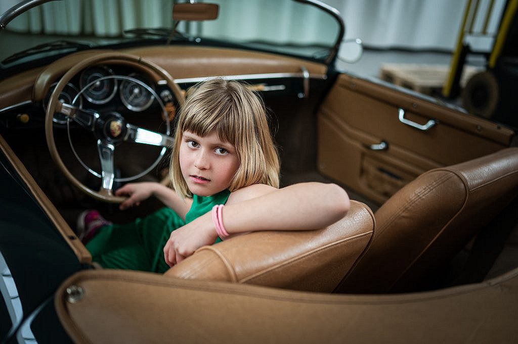 communicant in de auto kijkt recht in de lens.