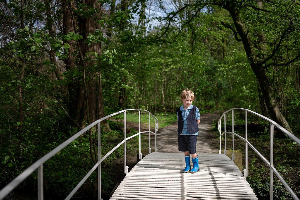 Communicant op een witte brug.