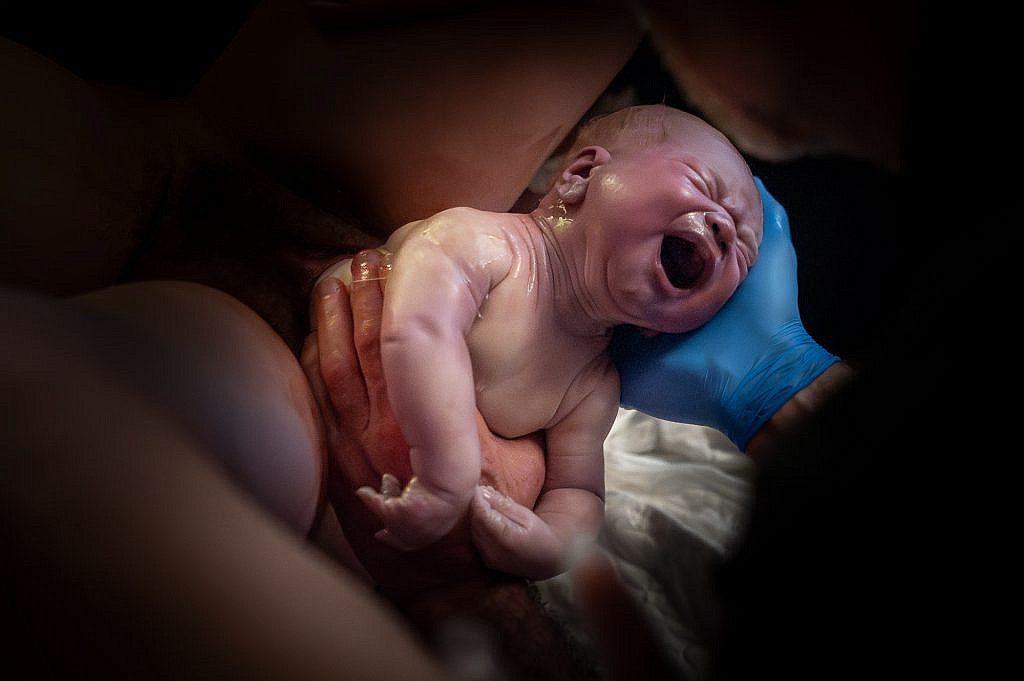 Pasgeboren baby tussen twee werelden in.