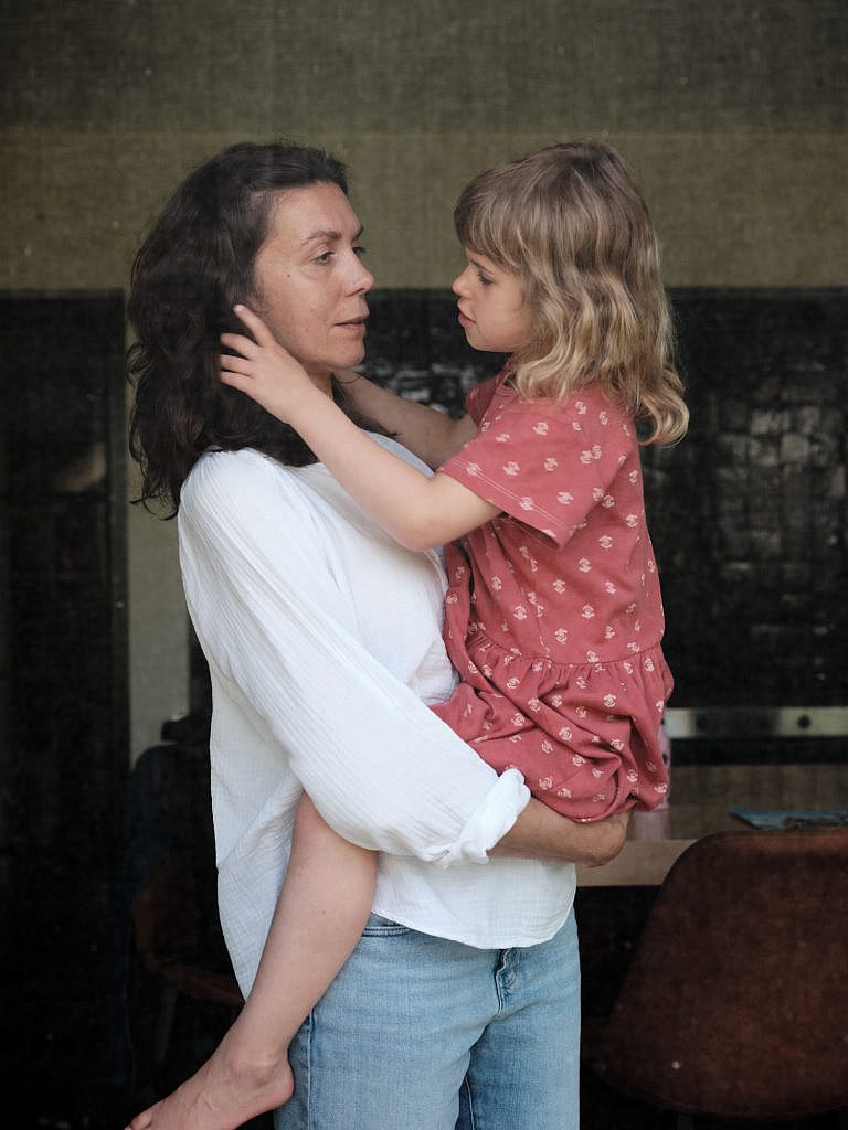 Nele Martens fotograaf in Lievegem houdt dochter in de armen.