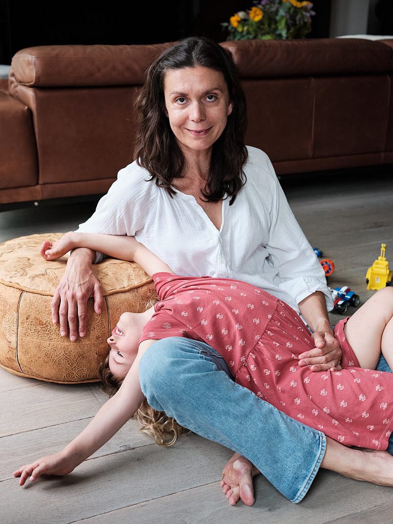 Fotograaf Nele Martens uit Lievegem met dochter op de schoot.