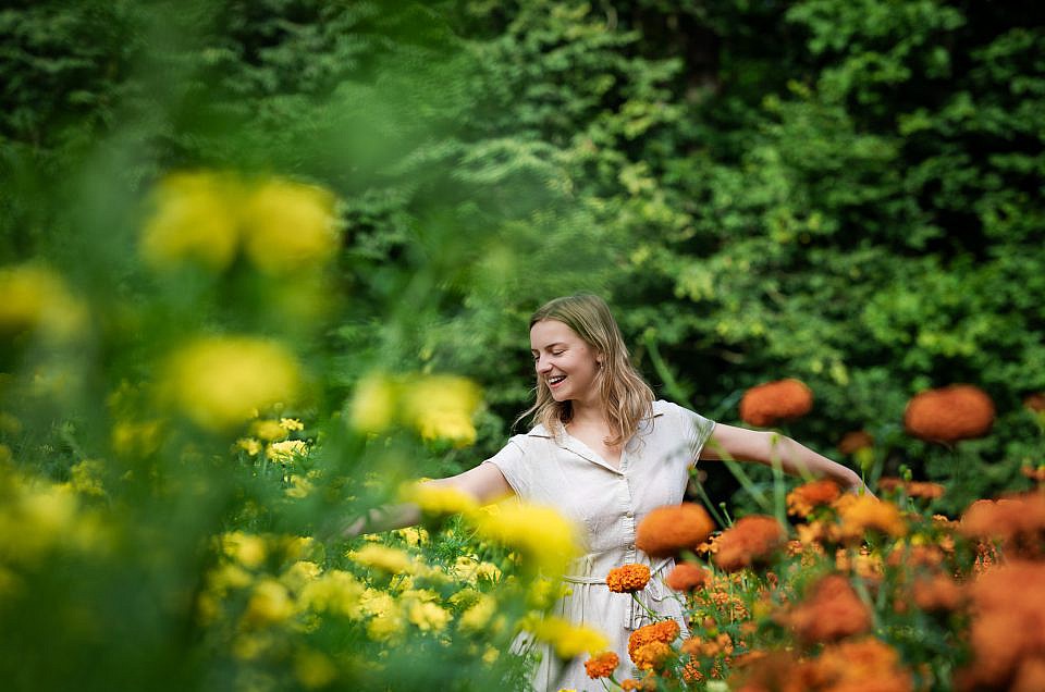 Portret fotoshoot in bloemenveld