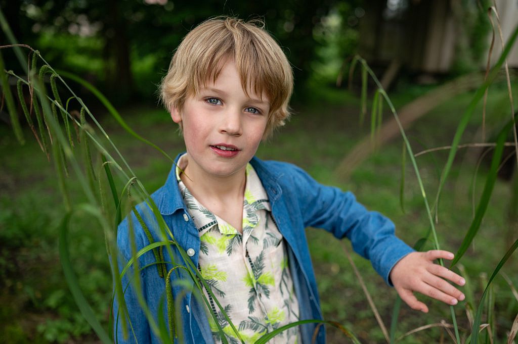 Communicant kijkt door het riet.