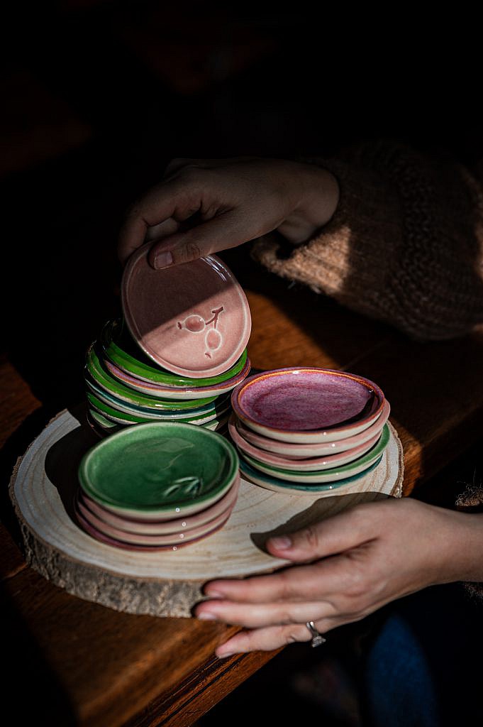 Een selectie van kleine bordjes in verschillende kleuren van de tafel van Marianne in Lovendegem.