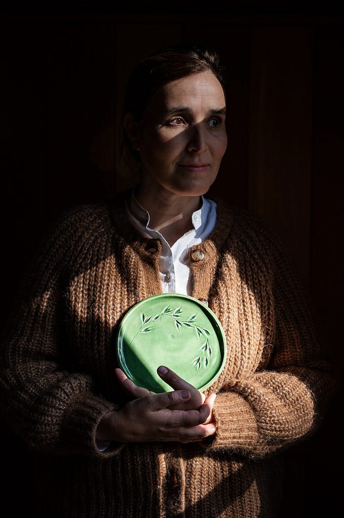 Het gezicht van Marianne, achter de tafel van Marianne in Lovendegem.