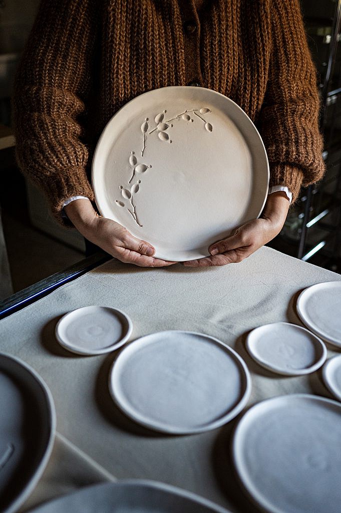 Een bord van de tafel van Marianne, zonder glazuur in haar handen.