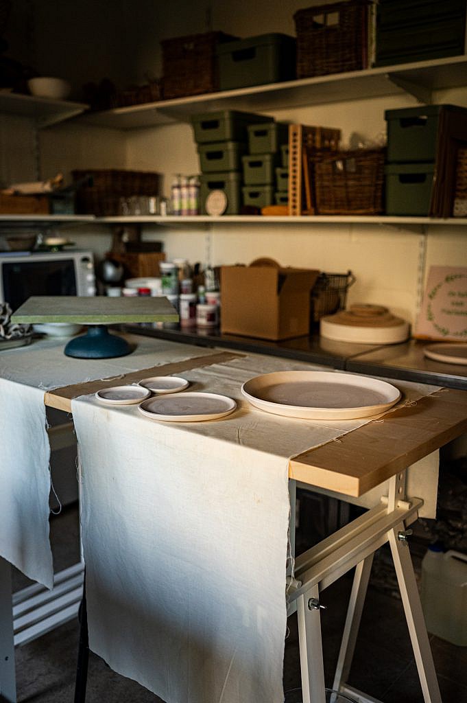 Een inkijk in het atelier van de tafel van Marianne.