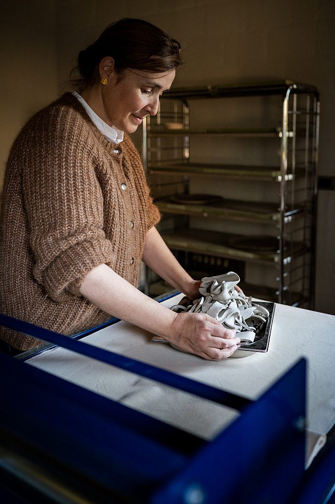 Marianne aan het werk in haar atelier van de tafel van Marianne in Lovendegem.