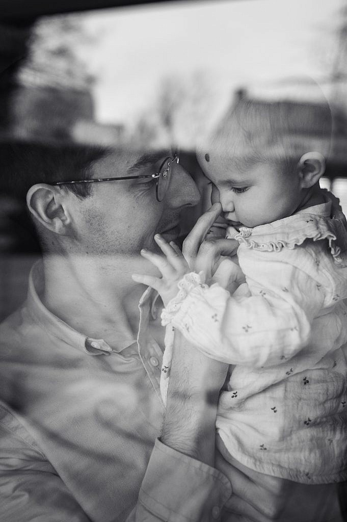 Baby op de arm van papa.