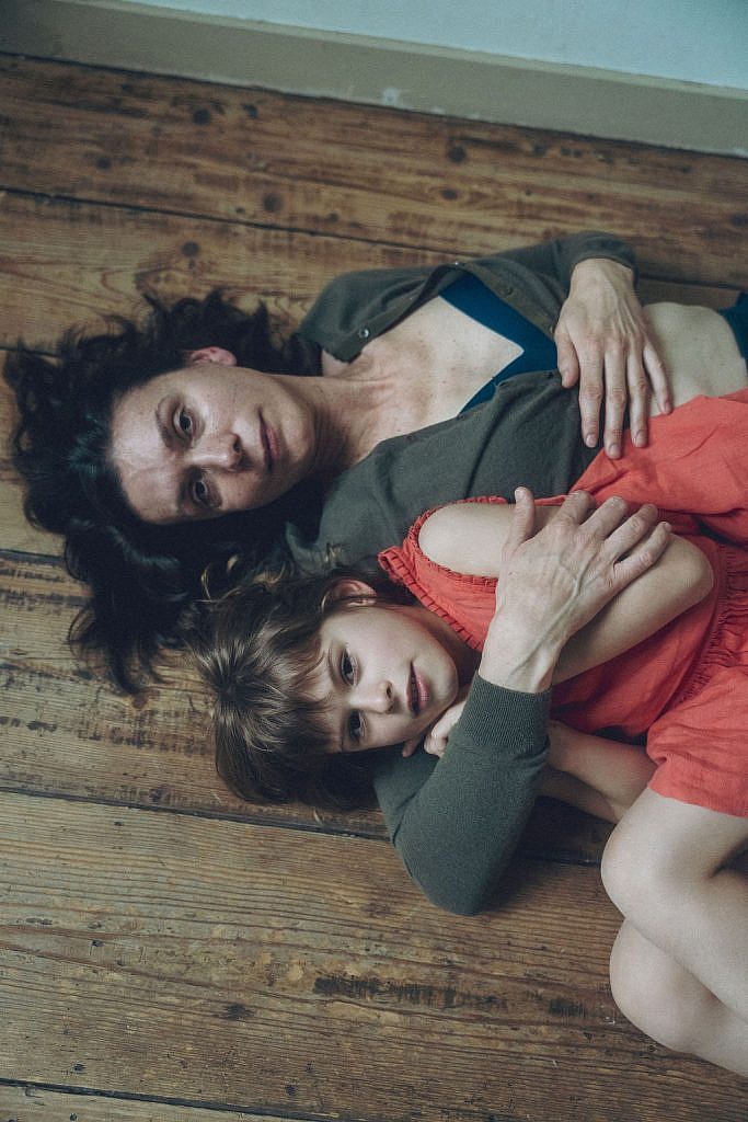 Nele Martens fotograaf uit Lievegem met haar dochter in haar armen