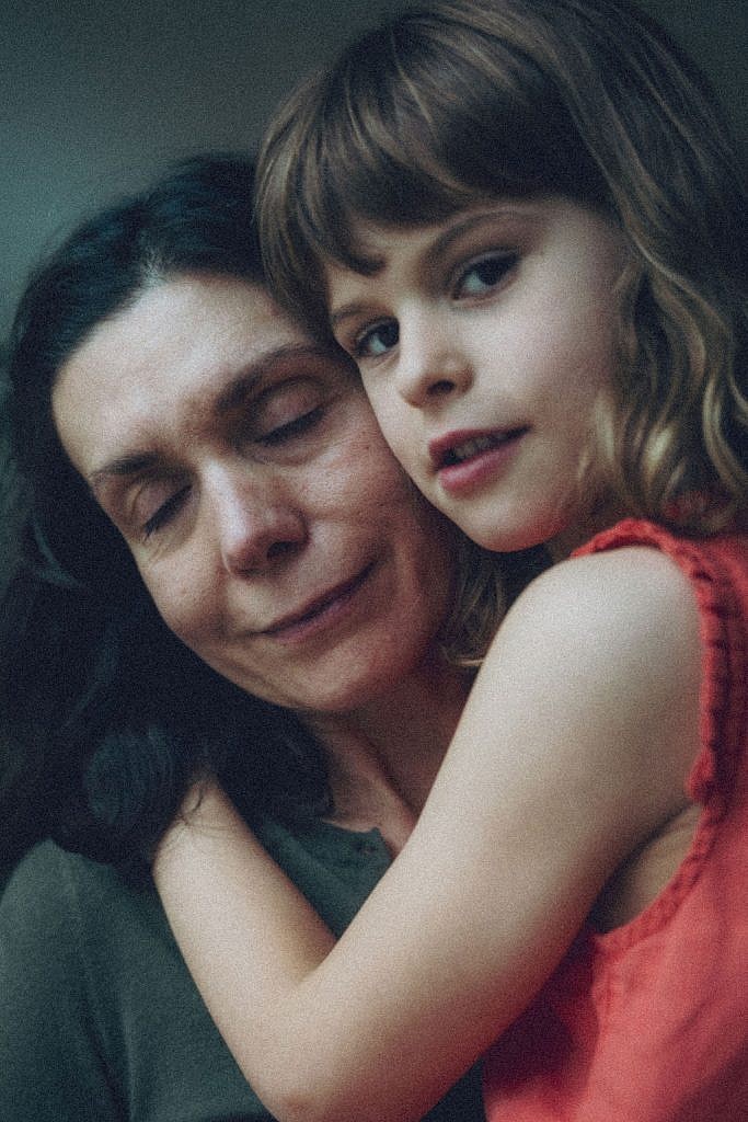 Nele Martens fotograaf uit Lievegem met gesloten ogen en haar dochtertje die recht in de lens kijkt.