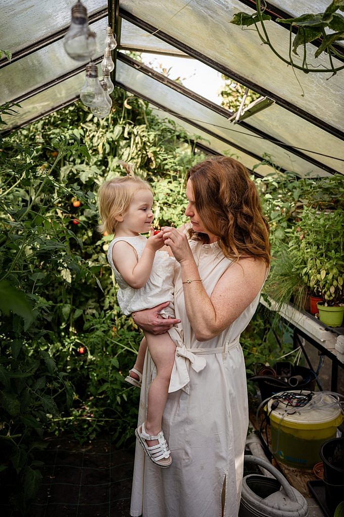 Mama met dochtertje in een serre