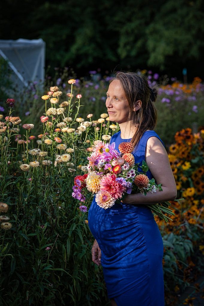 Zwangere vrouw met bloemen